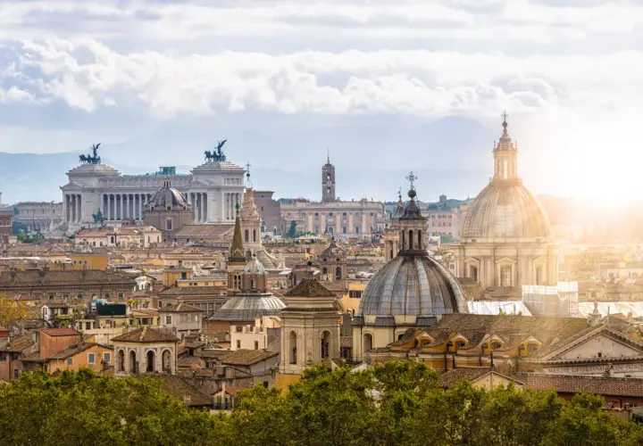 Panorama di Roma con cupole, monumenti e tetti, un vero spettacolo da vedere a Roma.
