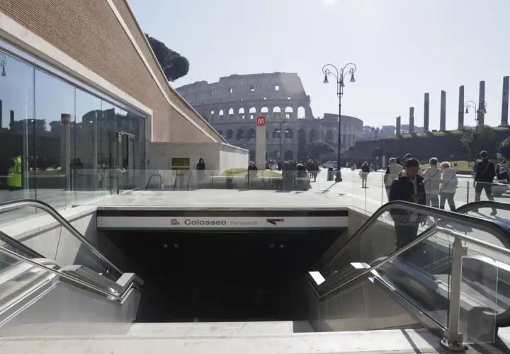 Ingresso metro Colosseo, Roma. La folla attende, forse a causa dello sciopero metropolitana Roma, con il Colosseo sullo sfondo.