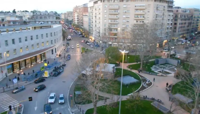 Vista aerea di Roma: traffico e verde urbano, un buon punto di partenza per capire come arrivare a Piazza Bologna.