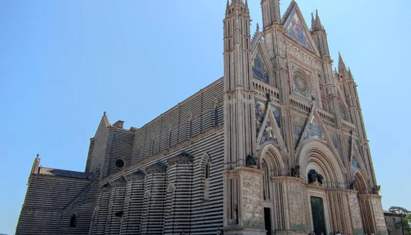 Duomo di Orvieto: un capolavoro gotico con facciata a strisce bianche e nere. Imperdibile tra le cose da vedere a Orvieto.