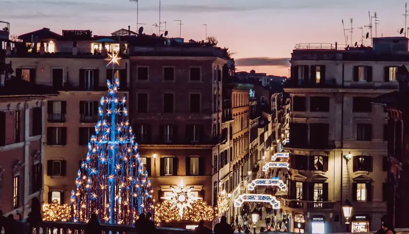 Albero di Natale blu e luci festive a Roma. Un'idea su cosa fare il 25 dicembre a Roma, tra shopping e atmosfera magica.