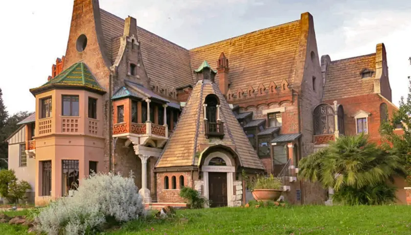 Una villa eclettica, un gioiello di **Roma da scoprire**, con tetti spioventi, torrette e un giardino lussureggiante.