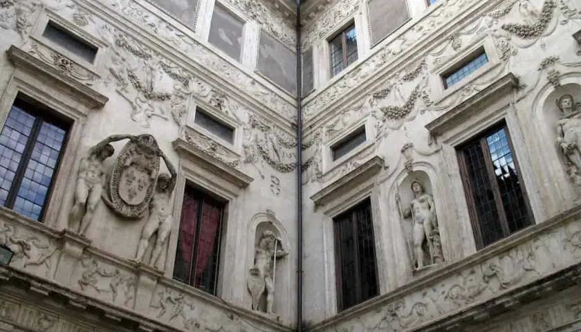 La facciata di Palazzo Spada rivela un cortile con sculture classiche e decorazioni elaborate.