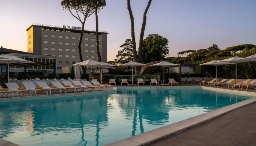 Piscina e lettini al Hotel Colombo, zona EUR Roma. Un'oasi di relax a breve distanza dal centro.