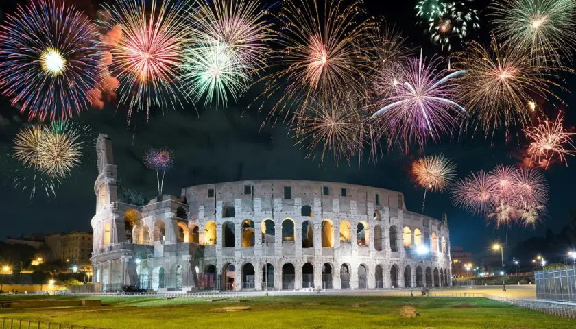 Spettacolo pirotecnico sul Colosseo per il 26 dicembre a Roma.