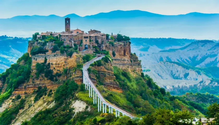 Civita di Bagnoregio, un borgo antico arroccato su una rupe, collegato da un ponte pedonale.