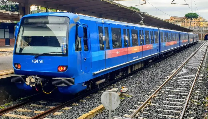 Treno Cotral blu pronto a partire. Ecco come arrivare a Ostia da Roma con i mezzi, prendendo questo treno dalla stazione.