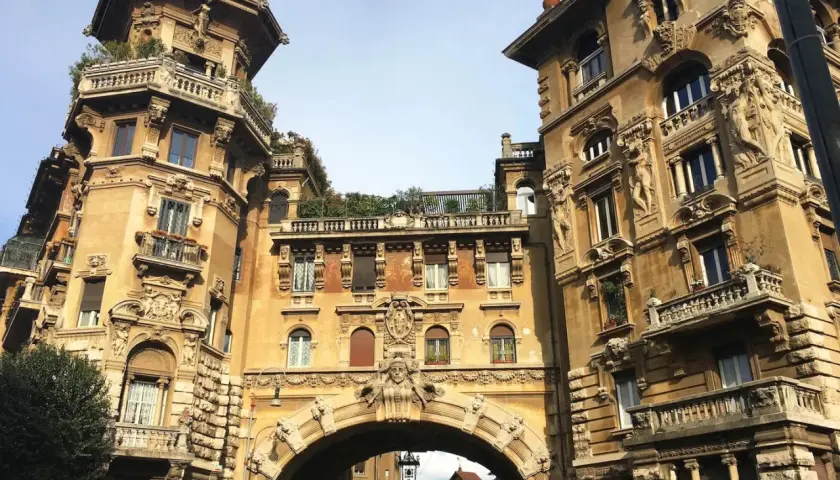 Palazzo Degli Ambasciatori, un gioiello del quartiere Trieste a Roma. Cosa vedere? Questo edificio liberty con il suo arco imponente è un'opera d'arte.