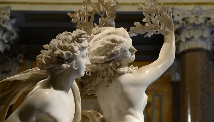 Marmo scolpito nella Galleria Borghese, Roma: due figure mitologiche con ghirlande di foglie.