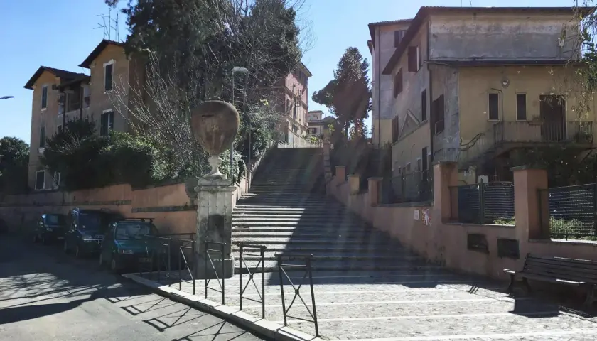 La **scala degli innamorati a Garbatella**, con le sue case color pastello e l'antica urna, invita a una passeggiata romantica.