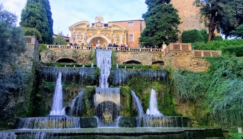 Cascate spettacolari nei giardini vicino Roma, con architettura rinascimentale e vegetazione lussureggiante.
