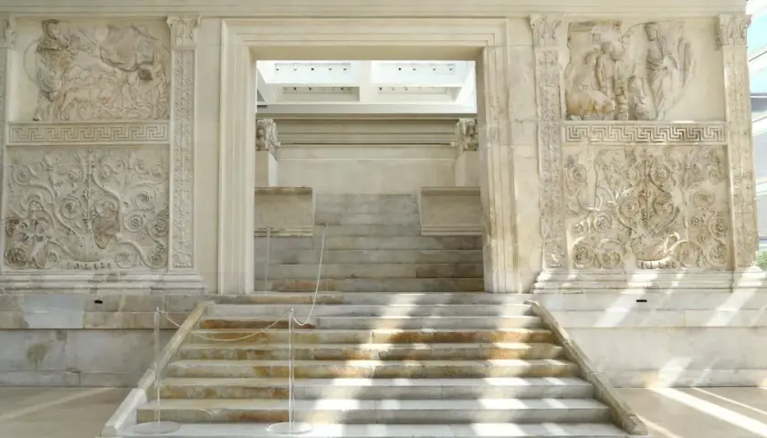 L'Ara Pacis Meier, con le sue scalinate e rilievi antichi, invita a un viaggio nel tempo.