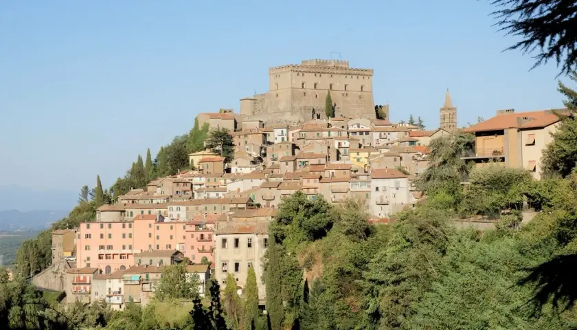 Borgo medievale arroccato con castello e case colorate. Un luogo incantevole da scoprire, tra le cose da vedere vicino a San Pietro.