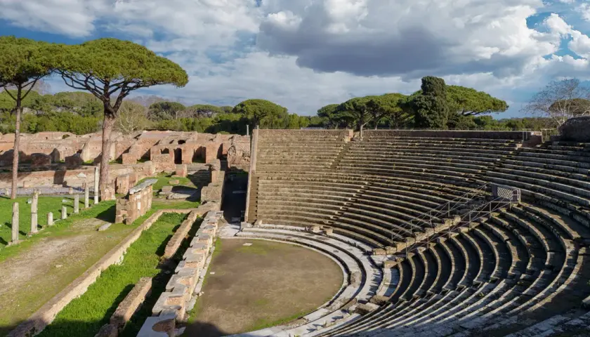 Teatro romano di Ostia Antica, un luogo suggestivo per capire come arrivare a Ostia Antica da Roma Termini.
