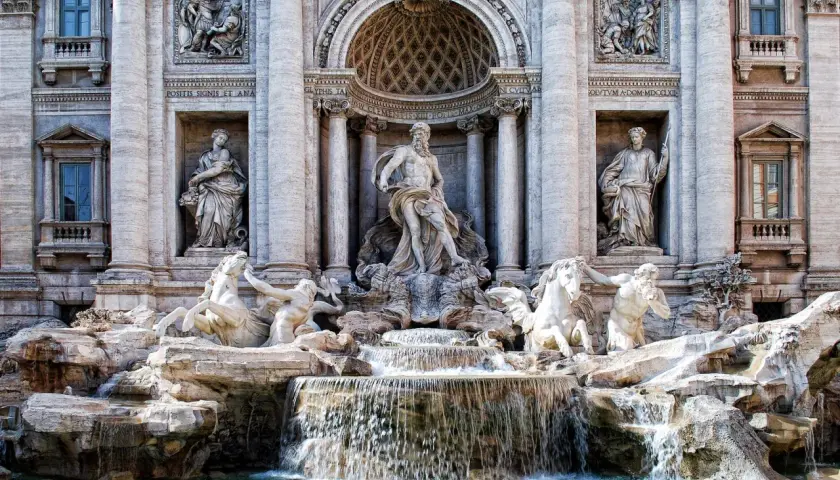 Fontana di Trevi, capolavoro barocco. L'autore, Nicola Salvi, ha creato un'opera maestosa con Nettuno al centro, circondato da cavalli marini e figure allegoriche.