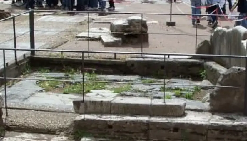 Resti archeologici nel Foro Romano, tra cui il Lapis Niger, protetti da ringhiere.