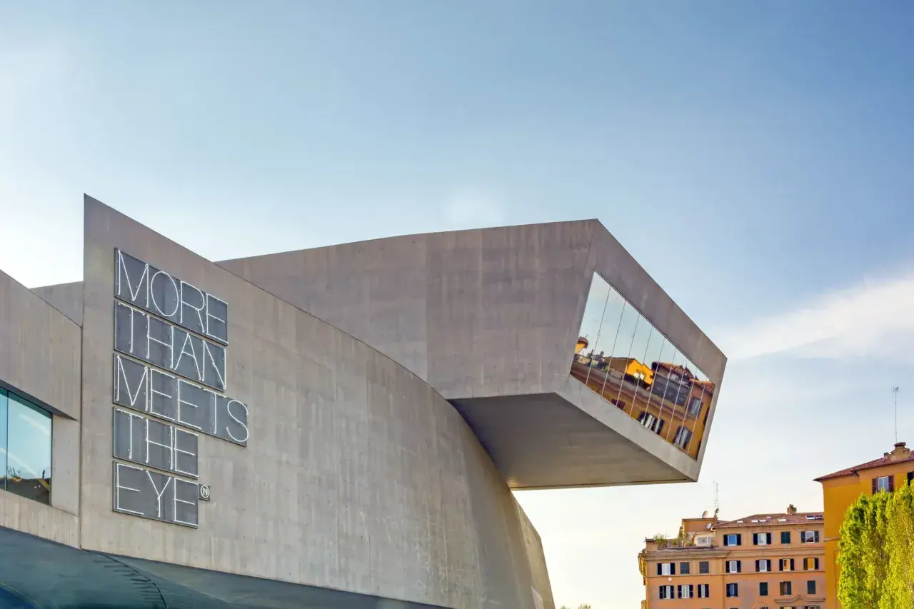 Il MAXXI, un capolavoro architettonico nel quartiere Flaminio, offre molto più di quanto l'occhio possa vedere. Scopri cosa vedere in questo quartiere!