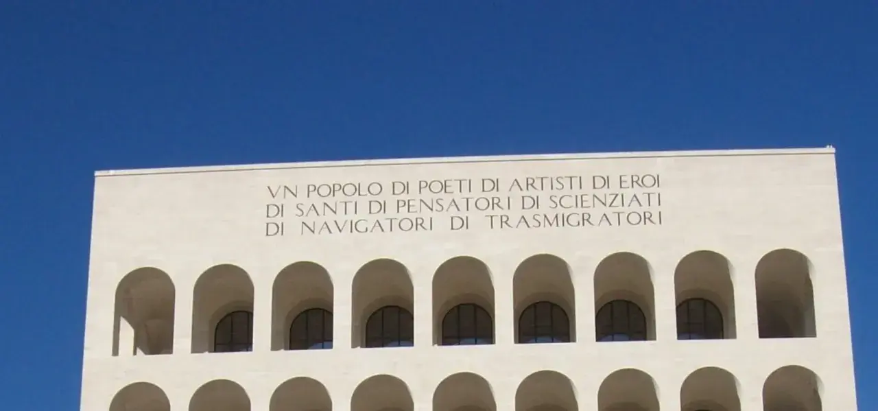 Palazzo della Civiltà Italiana, noto come "Colosseo Quadrato", con iscrizione "Un popolo di poeti, di artisti, di eroi, di santi, di pensatori, di scienziati, di navigatori, di trasmigratori".