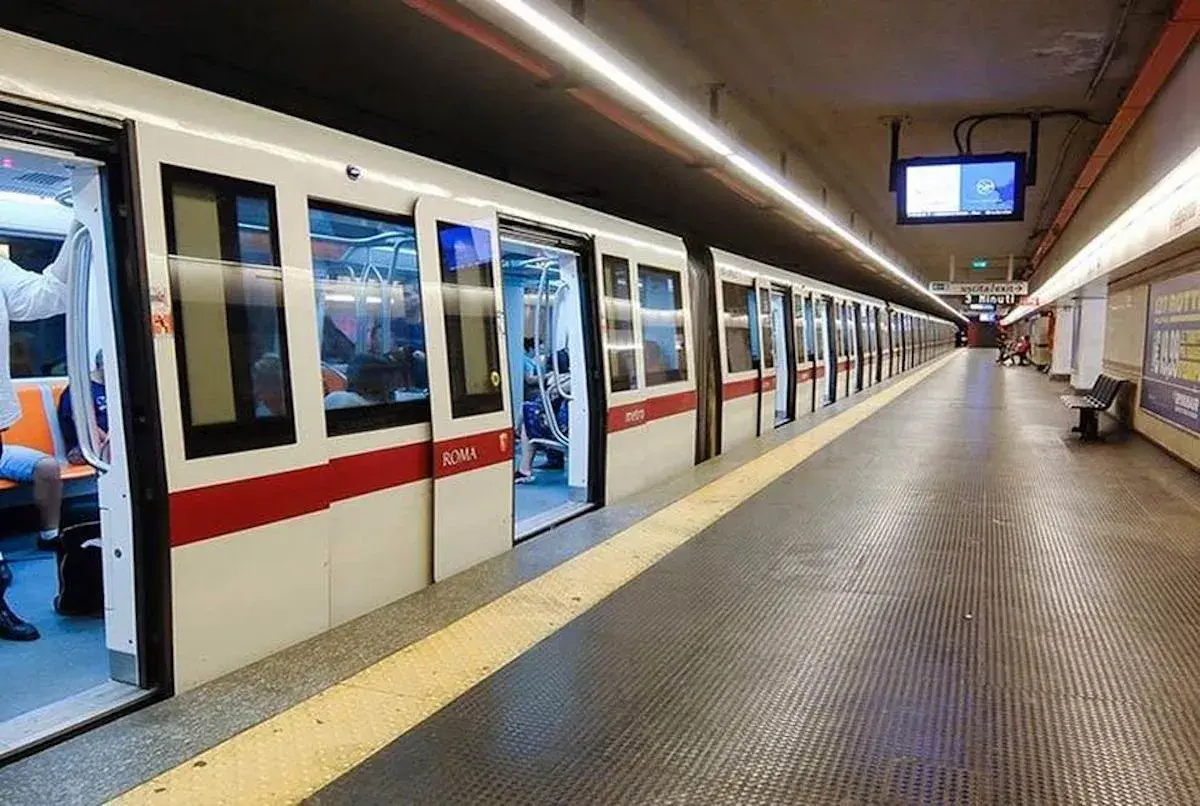 Un treno della metro di Roma attende i passeggeri un venerdì sera. Le porte sono aperte, invitando a salire per un viaggio nella capitale.