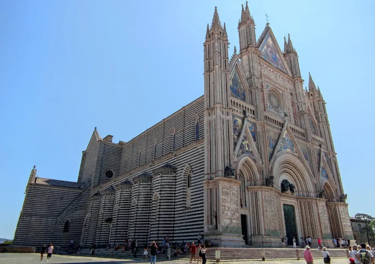 Duomo di Orvieto: un capolavoro gotico con facciata a strisce bianche e nere. Imperdibile tra le cose da vedere a Orvieto.