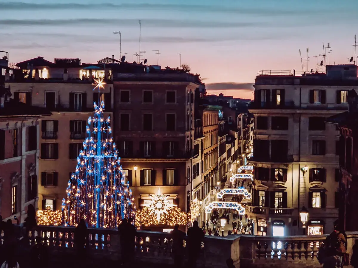 Albero di Natale blu e luci festive a Roma. Un'idea su cosa fare il 25 dicembre a Roma, tra shopping e atmosfera magica.