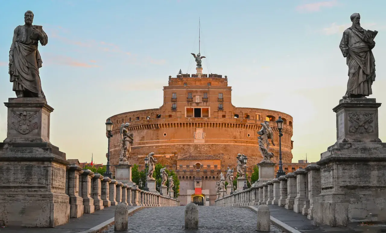 Ponte Sant'Angelo con statue di angeli e Castel Sant'Angelo sullo sfondo, un monumento la cui costruzione risale al II secolo d.C.