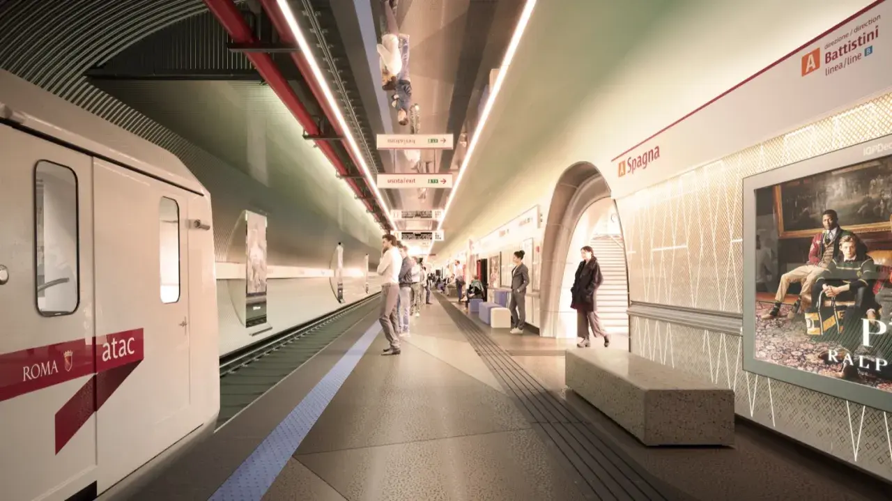 Stazione metro Spagna, un treno ATAC bianco attende passeggeri su un binario moderno.