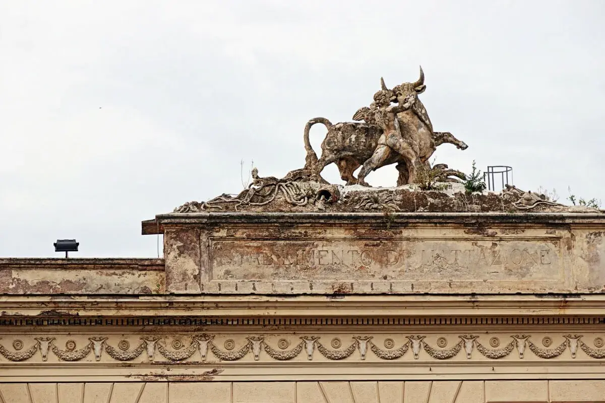 Scultura di un uomo che lotta con un toro, sul tetto dell'ex Mattatoio di Roma.