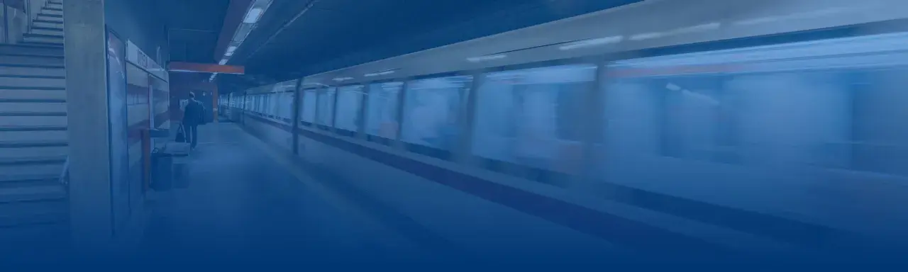 Un tren della metro di Roma sfreccia in stazione, ideale per chi cerca un abbonamento settimanale metro Roma per muoversi agilmente.