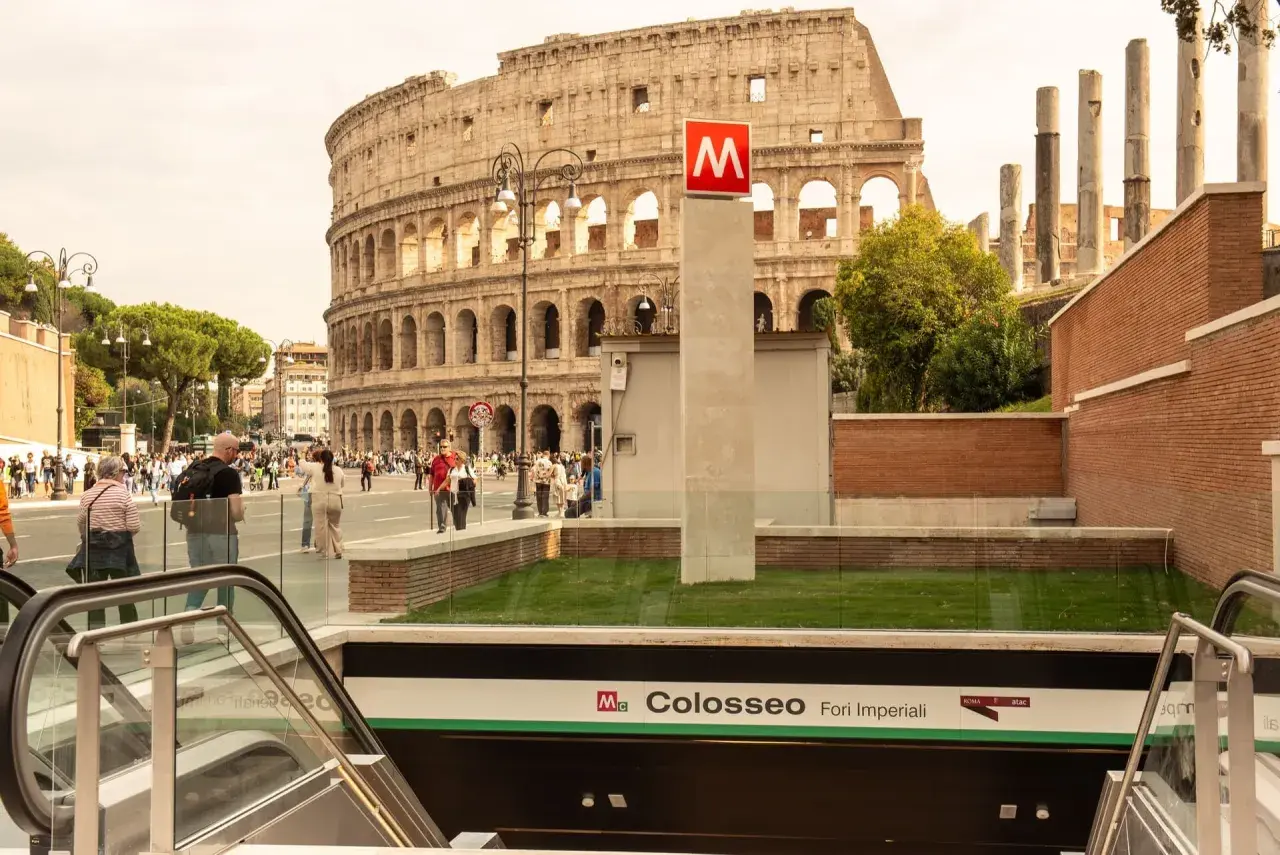 Ingresso metro Colosseo, Fori Imperiali, Roma. Il 2 giugno, turisti e romani si muovono vicino al maestoso anfiteatro.