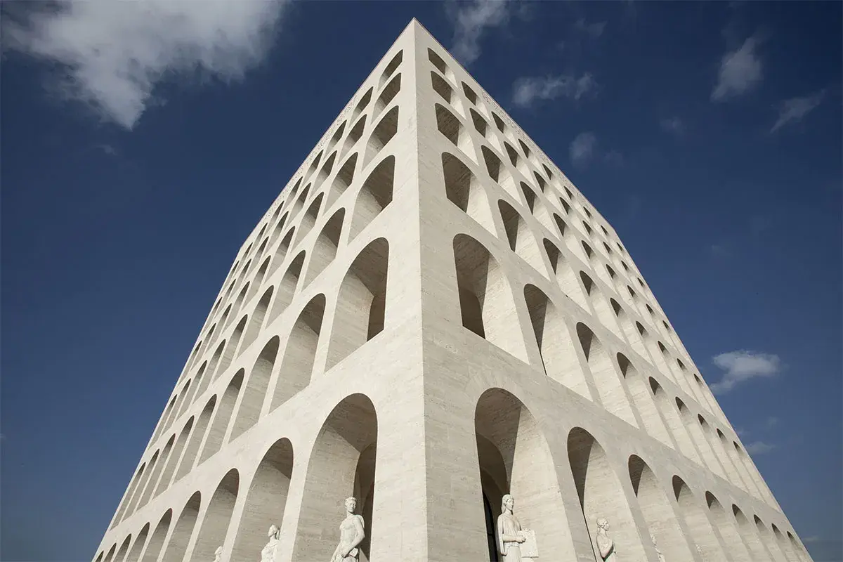 Palazzo della Civiltà Italiana, noto anche come "Colosseo Quadrato". Per sapere come arrivare all'EUR da Roma Termini, prendi la metro B.