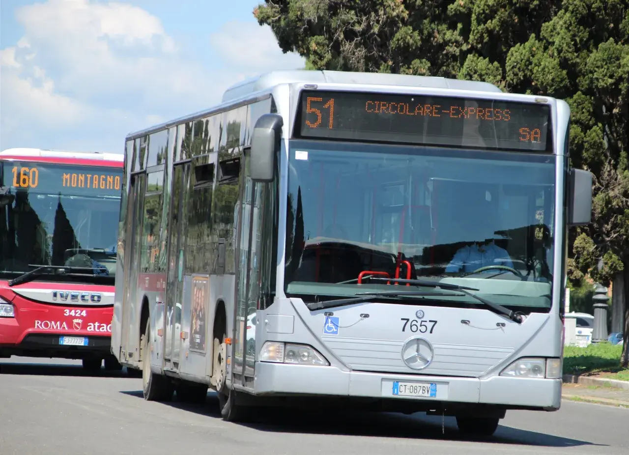 Autobus 51 Circolare Express e 160 Montagno a Roma, vicino alla stazione Manzoni.