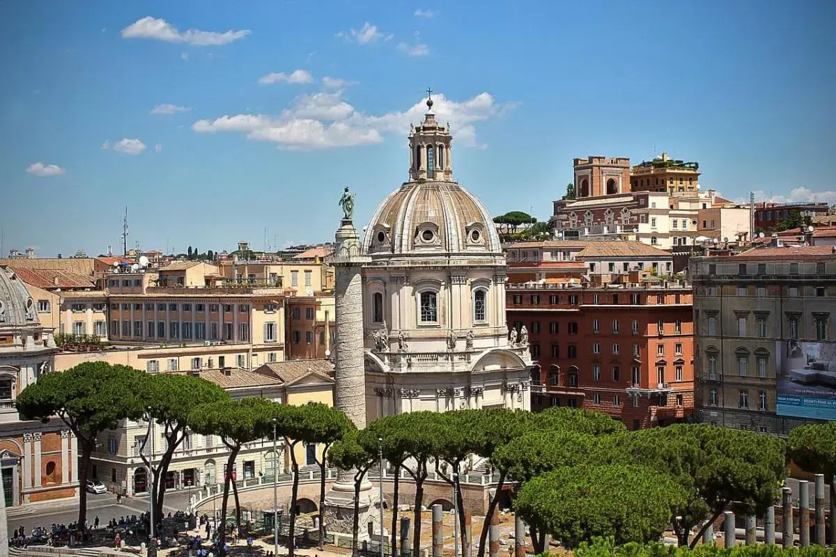 Roma: cupola maestosa, pini verdi e scorci urbani. Ideale per un soggiorno di 3 giorni, con un occhio al costo metro.
