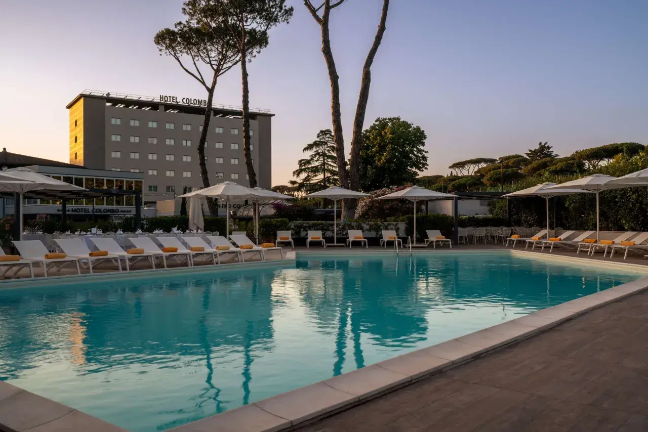 Piscina e lettini al Hotel Colombo, zona EUR Roma. Un'oasi di relax a breve distanza dal centro.