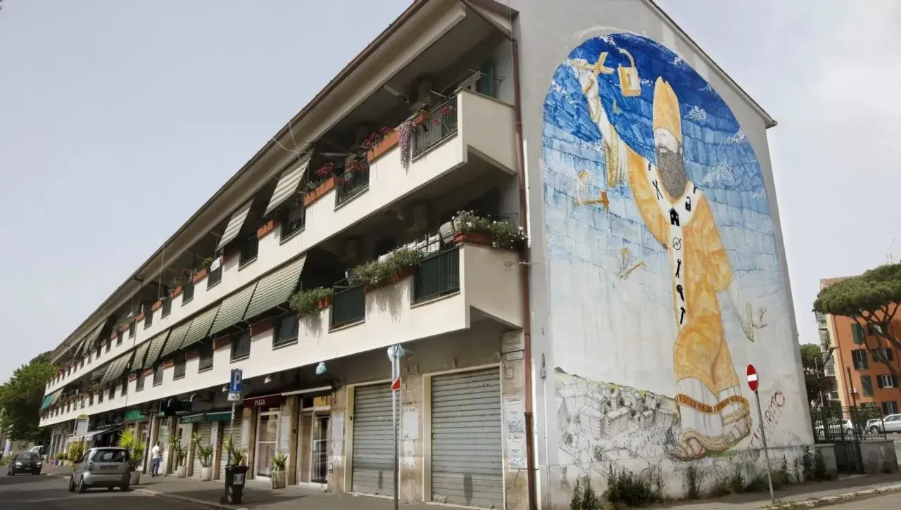 San Basilio, Roma: un imponente murale raffigurante San Basilio con simboli di protezione e cura, adorna un edificio residenziale.