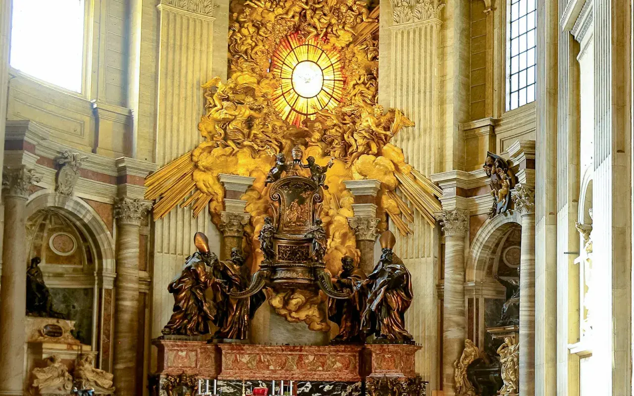 L'imponente **abside San Pietro** con la Cattedra di Bernini, un tripudio dorato di angeli e raggi di luce che culminano in un rosone.