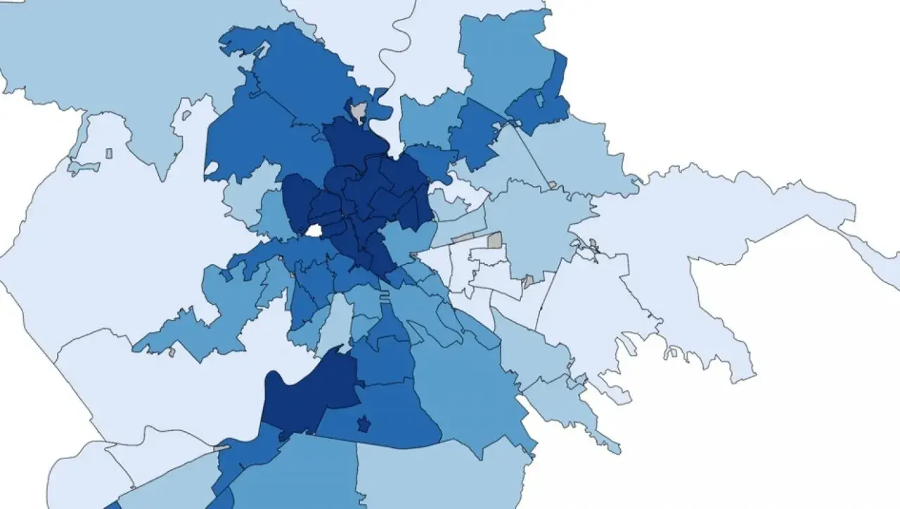 Mappa di Roma con quartieri colorati in diverse tonalità di blu, che indicano dati specifici per ogni zona.