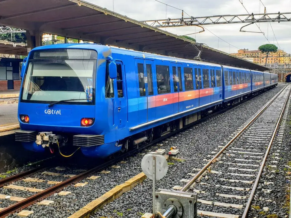 Treno Cotral blu pronto a partire. Ecco come arrivare a Ostia da Roma con i mezzi, prendendo questo treno dalla stazione.
