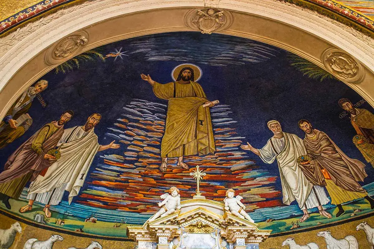 Mosaico nella basilica dei Santi Cosma e Damiano: Cristo ascende su una scala di nuvole, accolto da santi e angeli.