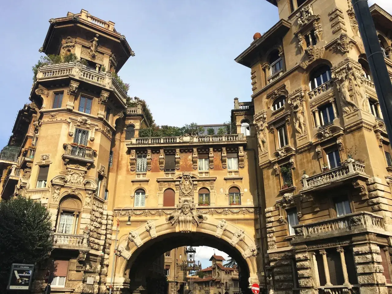 Palazzo Degli Ambasciatori, un gioiello del quartiere Trieste a Roma. Cosa vedere? Questo edificio liberty con il suo arco imponente è un'opera d'arte.