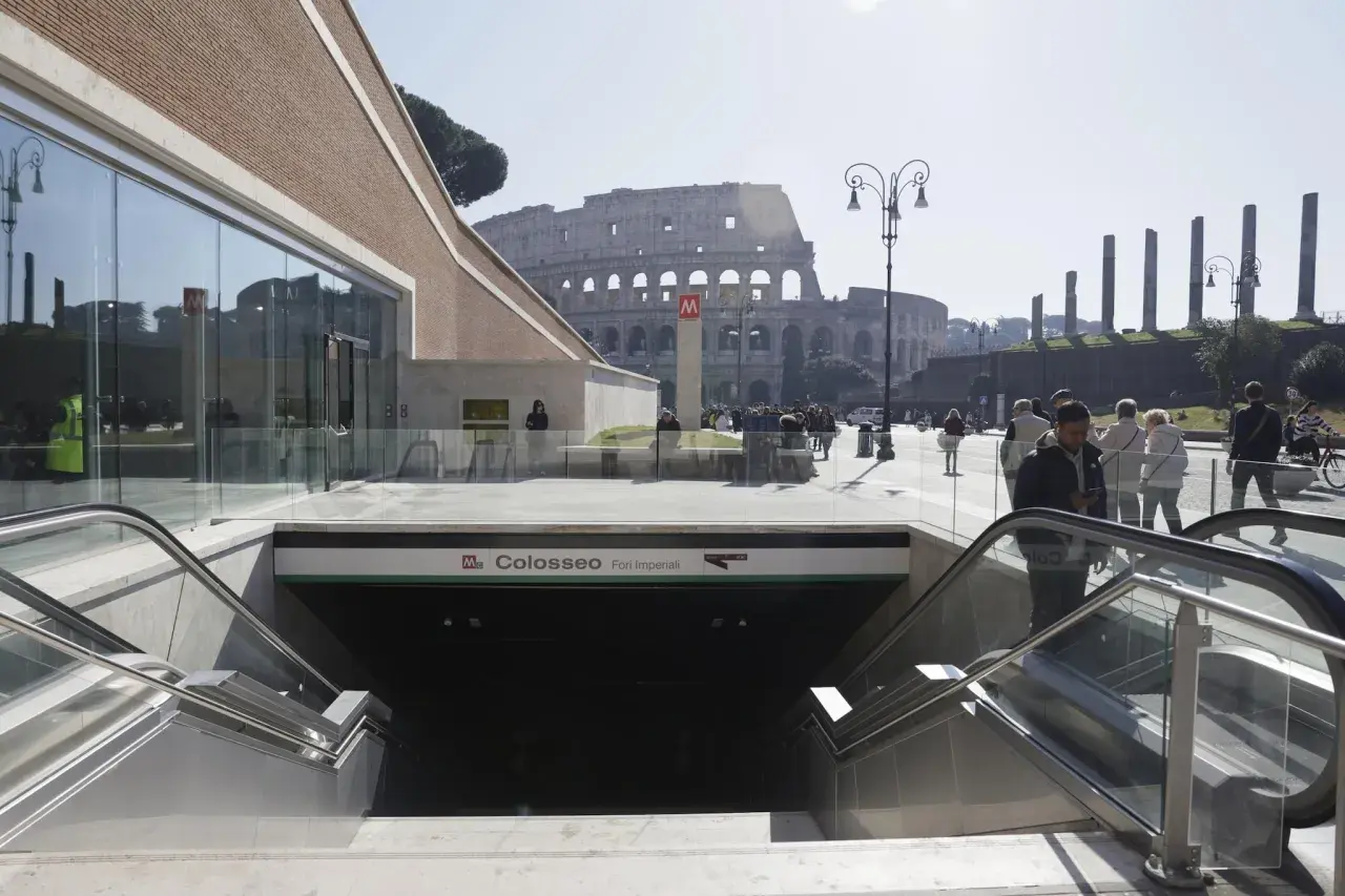Ingresso metro Colosseo, Roma. Oggi sciopero, ma il Colosseo fa da sfondo a turisti e romani.