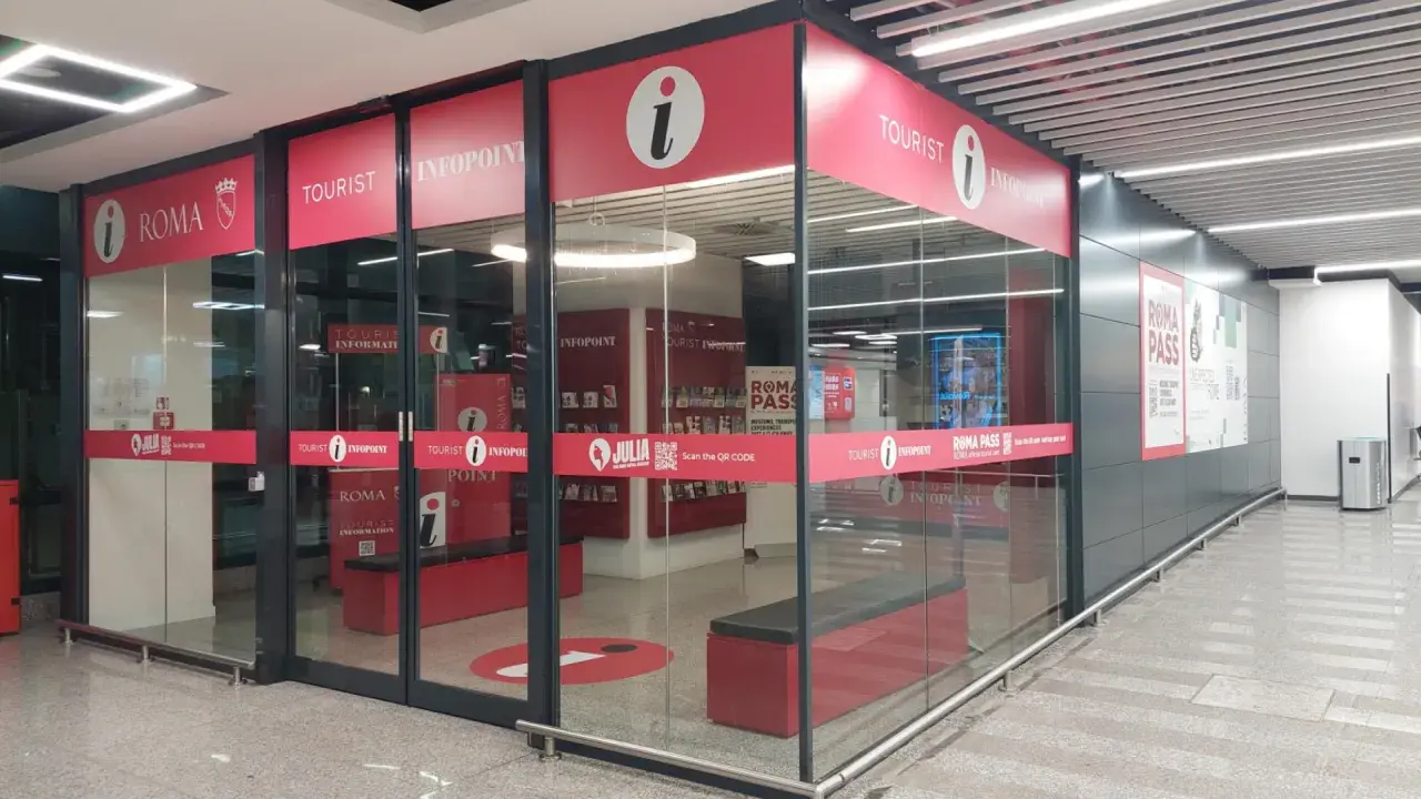 Infopoint turistico a Roma, un punto di riferimento per i visitatori.
