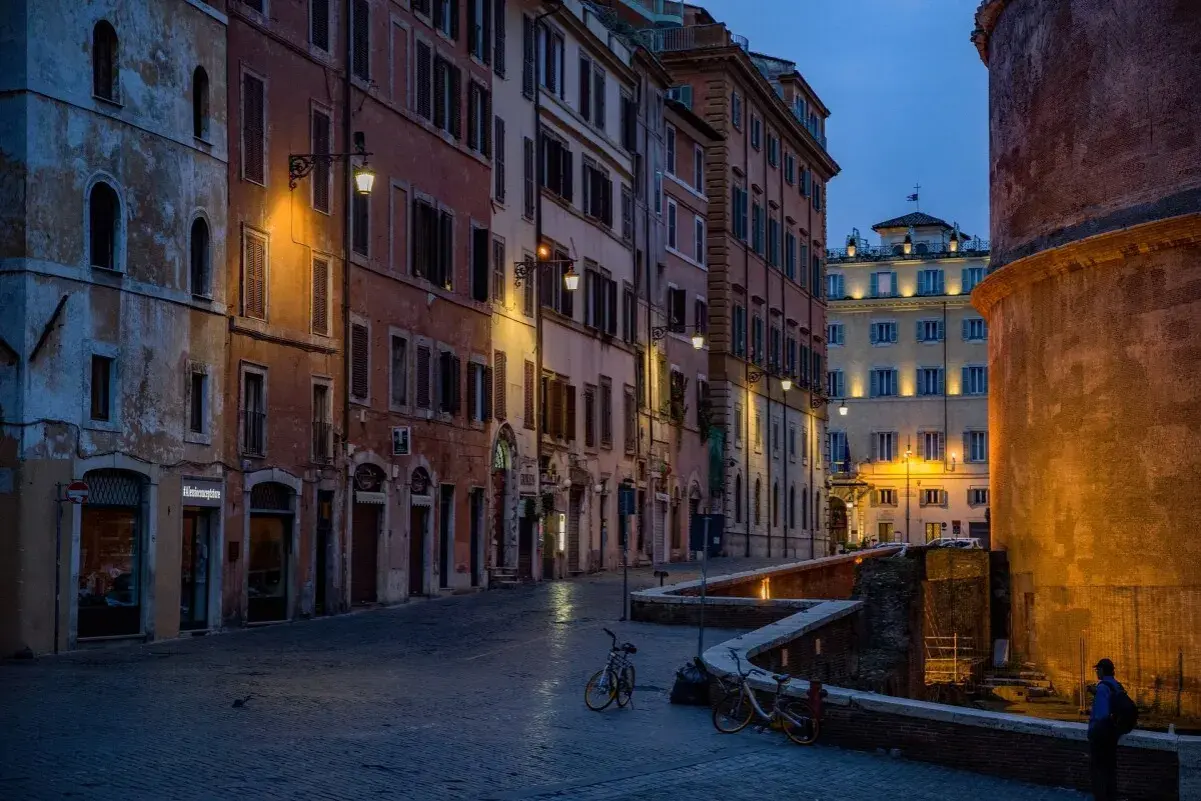 Serata romana, ideale per scoprire cosa vedere a Roma in 3 giorni a piedi. Edifici storici illuminati, vicoli acciottolati e un'atmosfera magica.