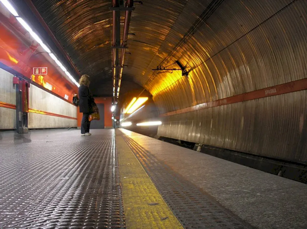 Stazione metro Spagna, Roma. Ideale per chi cerca dove parcheggiare a Roma vicino metro e vuole esplorare la città comodamente.