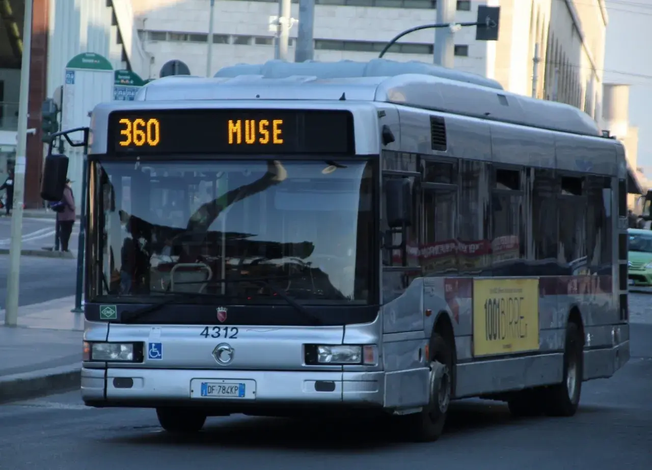 Autobus 360 Muse a Piazza Fiume, Roma, vicino alla metro.