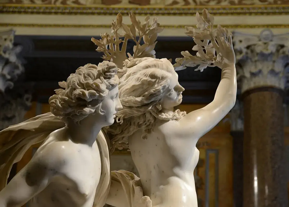 Marmo scolpito nella Galleria Borghese, Roma: due figure mitologiche con ghirlande di foglie.