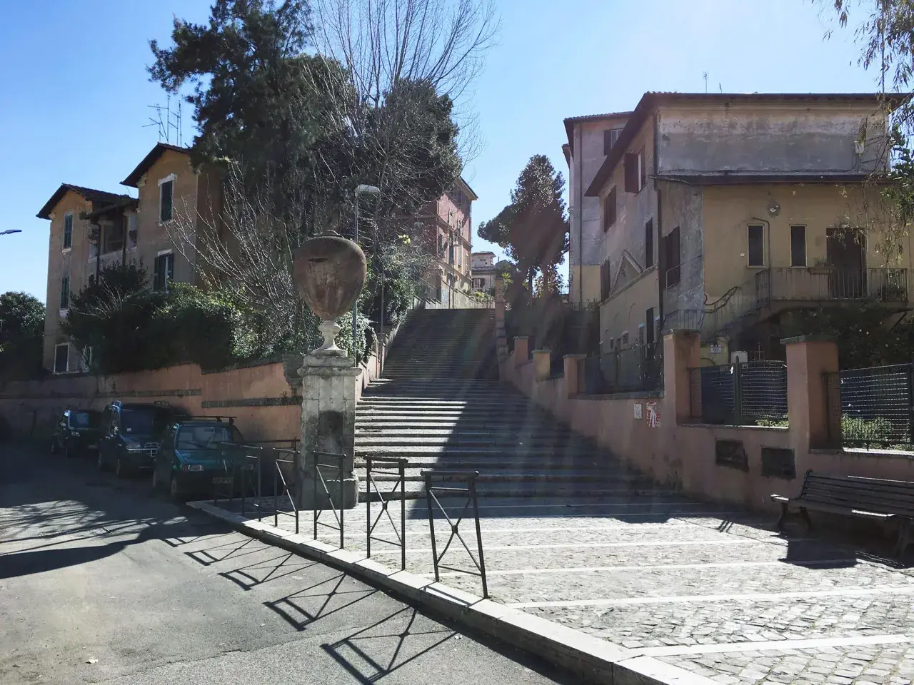 La **scala degli innamorati a Garbatella**, con le sue case color pastello e l'antica urna, invita a una passeggiata romantica.
