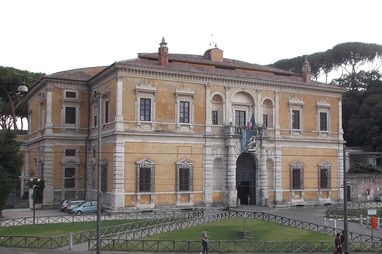 Villa Giulia, sede del Museo Etrusco, con la sua facciata gialla e le finestre decorate.