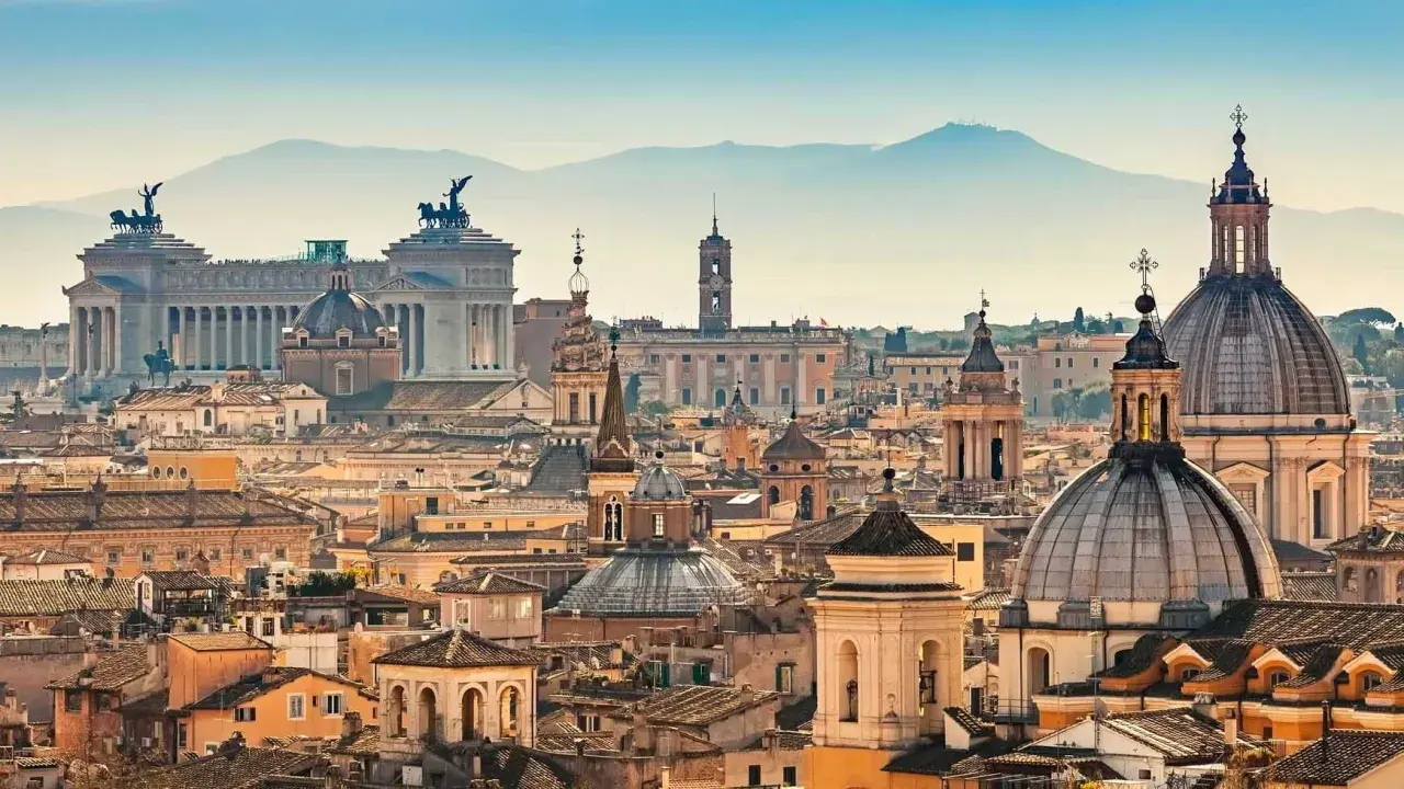 Panoramica di Roma con cupole, campanili e il Vittoriano. Un luogo magico dove vedere Roma.
