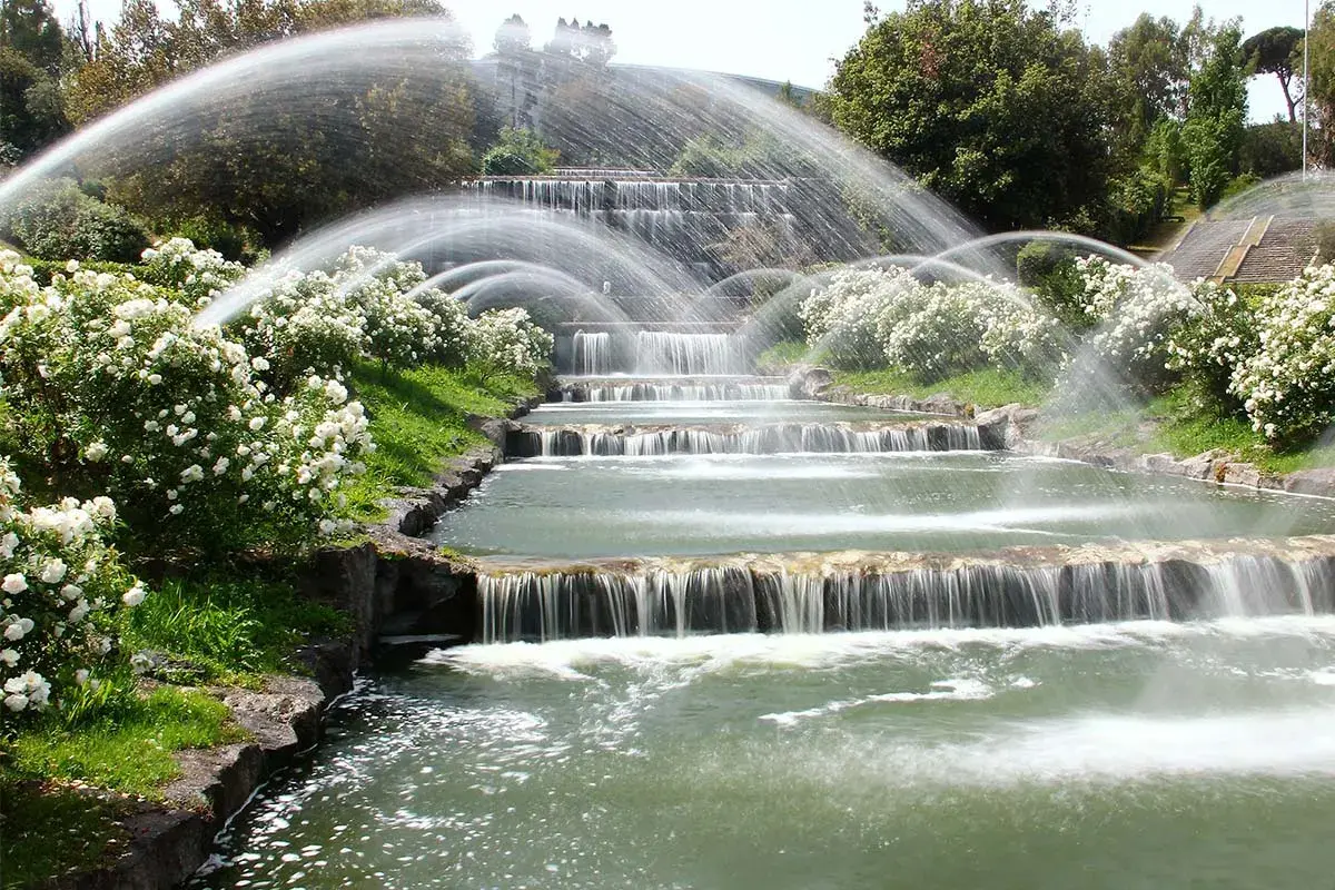 Cascata monumentale con rose bianche, un'opera che evoca la grandezza del quartiere EUR Mussolini.